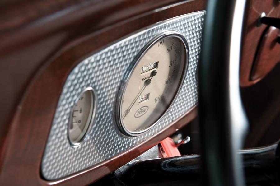  Ford DeLuxe Fordor Sedan 1933 года  (фото 9 из 17)